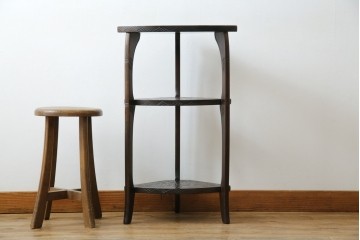 和製ビンテージ　日光彫り　咲き誇る花の彫刻が美しいコーナーラック　(R-080258)