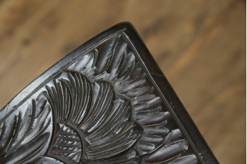 和製ビンテージ　日光彫り　咲き誇る花の彫刻が美しいコーナーラック　(R-080258)