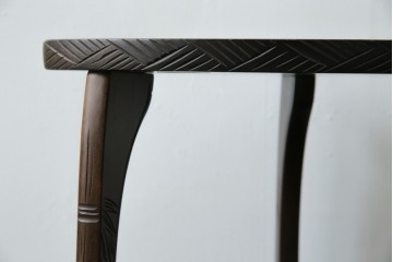 和製ビンテージ　日光彫り　咲き誇る花の彫刻が美しいコーナーラック　(R-080258)