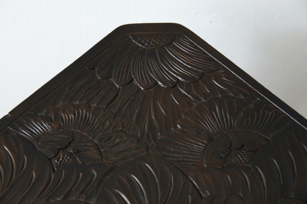 和製ビンテージ　日光彫り　咲き誇る花の彫刻が美しいコーナーラック　(R-080258)