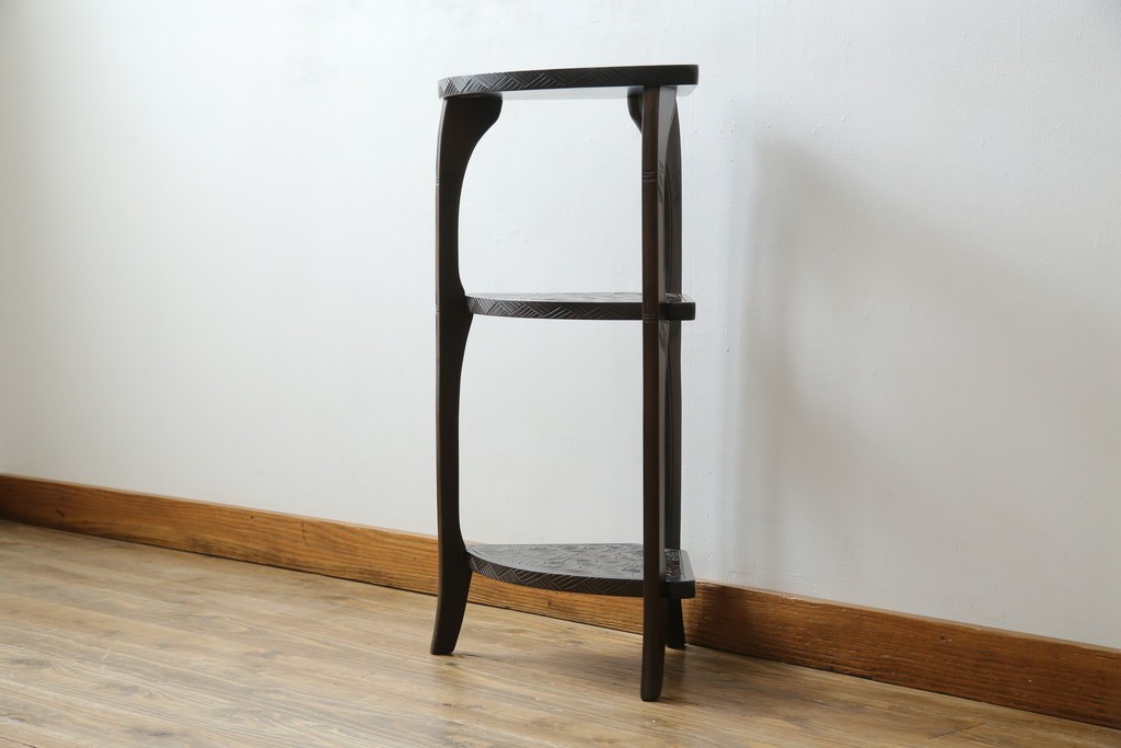 和製ビンテージ　日光彫り　咲き誇る花の彫刻が美しいコーナーラック　(R-080258)