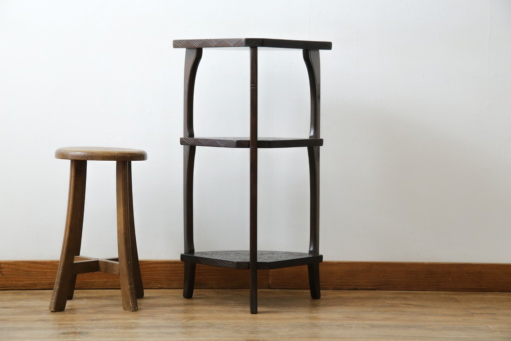 和製ビンテージ　日光彫り　咲き誇る花の彫刻が美しいコーナーラック　(R-080258)