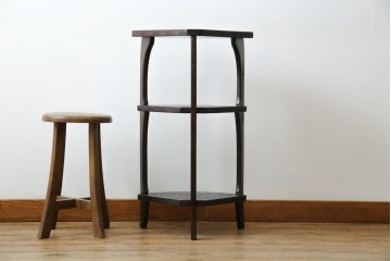 和製ビンテージ　日光彫り　咲き誇る花の彫刻が美しいコーナーラック　(R-080258)