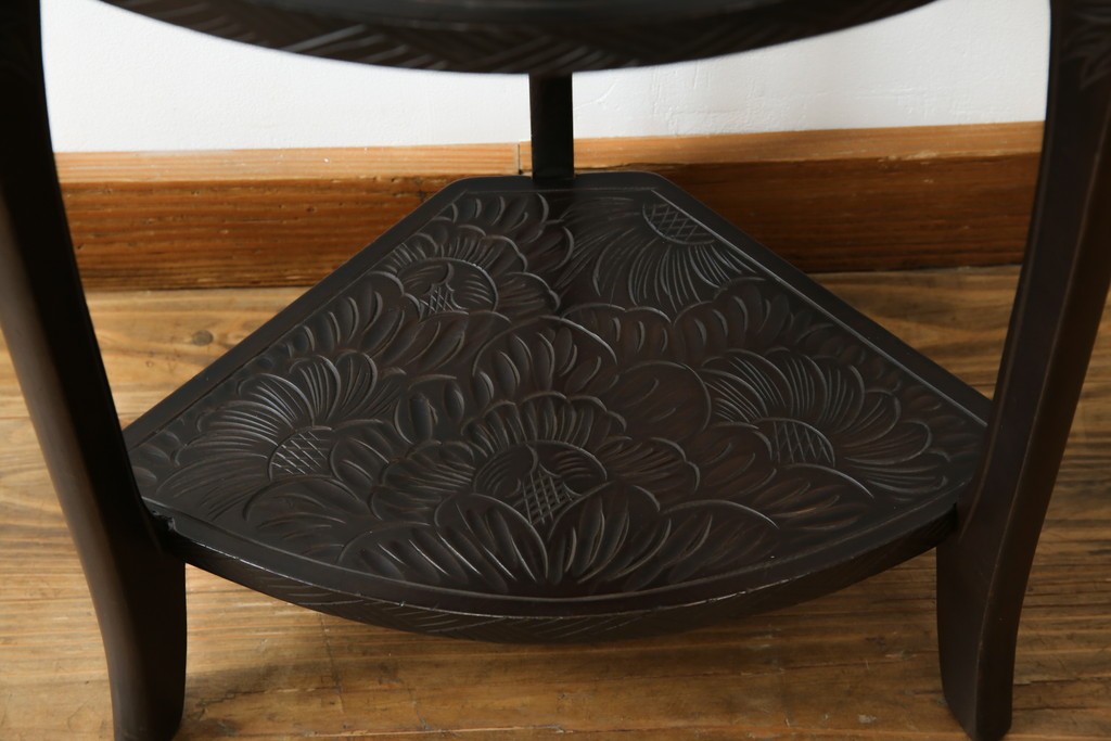 和製ビンテージ　日光彫り　咲き誇る花の彫刻が美しいコーナーラック　(R-080258)