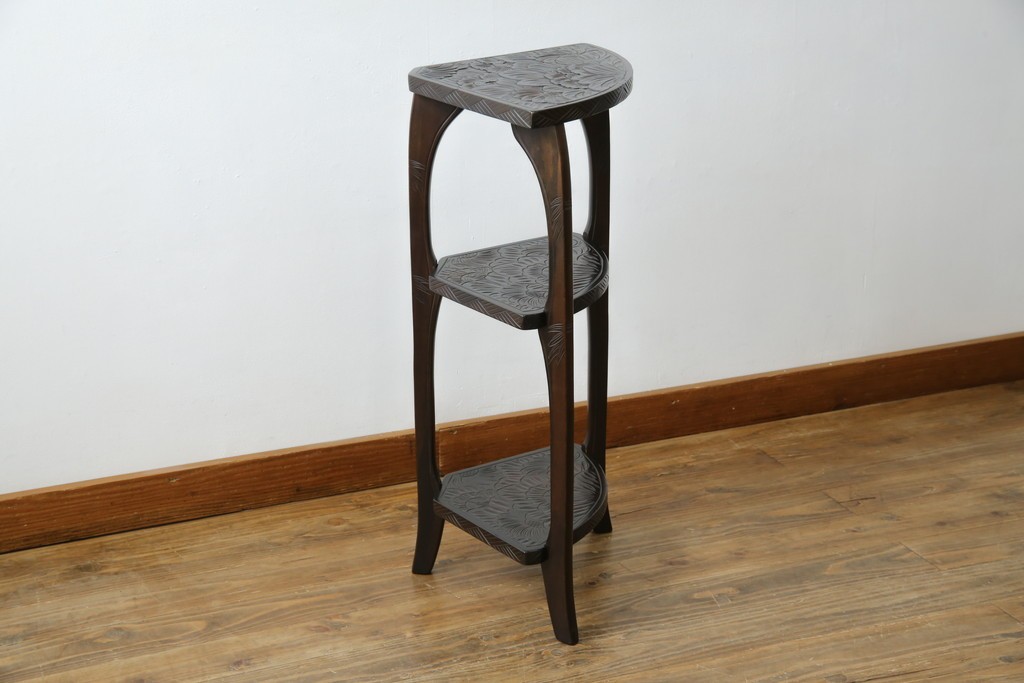 和製ビンテージ　日光彫り　咲き誇る花の彫刻が美しいコーナーラック　(R-080258)