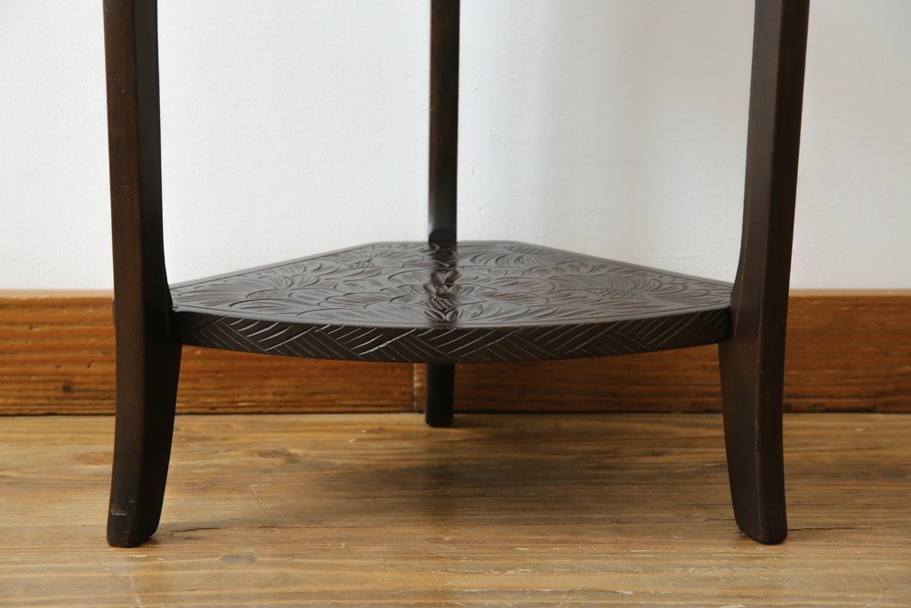 和製ビンテージ　日光彫り　咲き誇る花の彫刻が美しいコーナーラック　(R-080258)