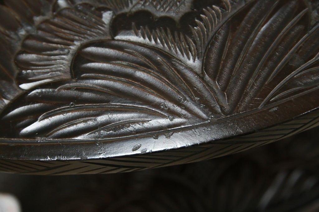 和製ビンテージ　日光彫り　咲き誇る花の彫刻が美しいコーナーラック　(R-080258)