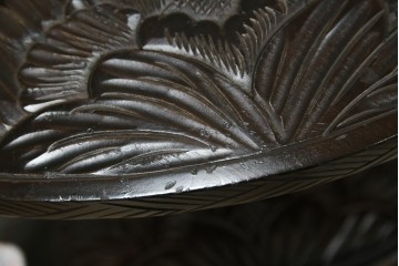 和製ビンテージ　日光彫り　咲き誇る花の彫刻が美しいコーナーラック　(R-080258)