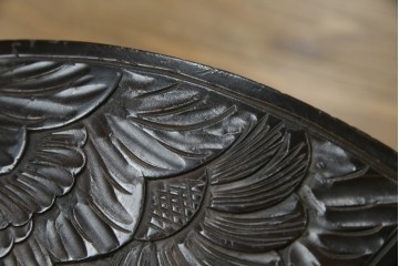 和製ビンテージ　日光彫り　咲き誇る花の彫刻が美しいコーナーラック　(R-080258)