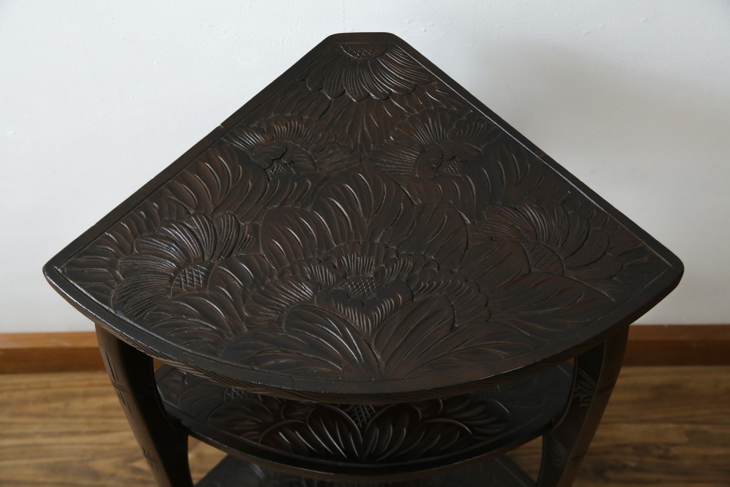 和製ビンテージ　日光彫り　咲き誇る花の彫刻が美しいコーナーラック　(R-080258)