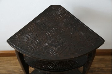 和製ビンテージ　日光彫り　咲き誇る花の彫刻が美しいコーナーラック　(R-080258)