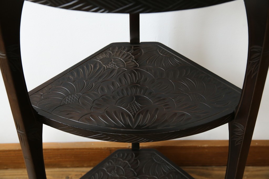 和製ビンテージ　日光彫り　咲き誇る花の彫刻が美しいコーナーラック　(R-080258)