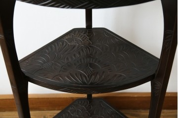 和製ビンテージ　日光彫り　咲き誇る花の彫刻が美しいコーナーラック　(R-080258)