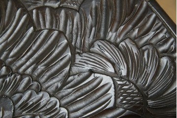 和製ビンテージ　日光彫り　咲き誇る花の彫刻が美しいコーナーラック　(R-080258)