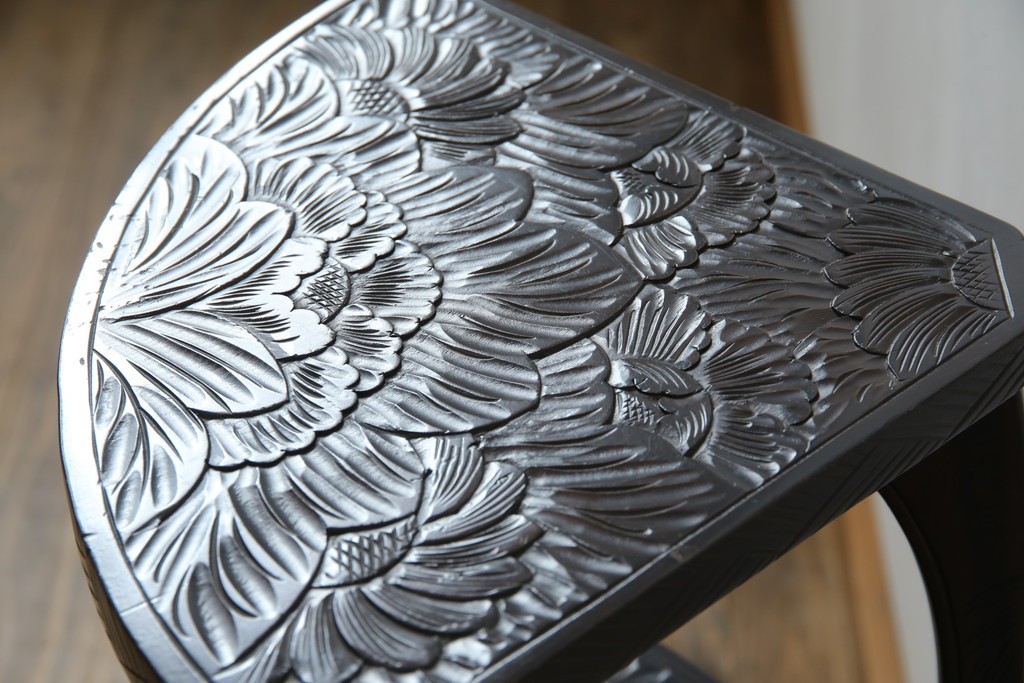 和製ビンテージ　日光彫り　咲き誇る花の彫刻が美しいコーナーラック　(R-080258)