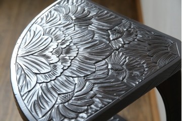 和製ビンテージ　日光彫り　咲き誇る花の彫刻が美しいコーナーラック　(R-080258)