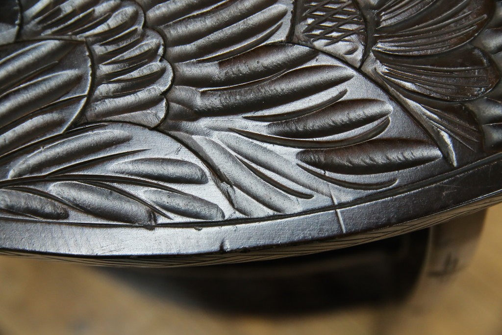 和製ビンテージ　日光彫り　咲き誇る花の彫刻が美しいコーナーラック　(R-080258)