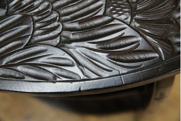 和製ビンテージ　日光彫り　咲き誇る花の彫刻が美しいコーナーラック　(R-080258)