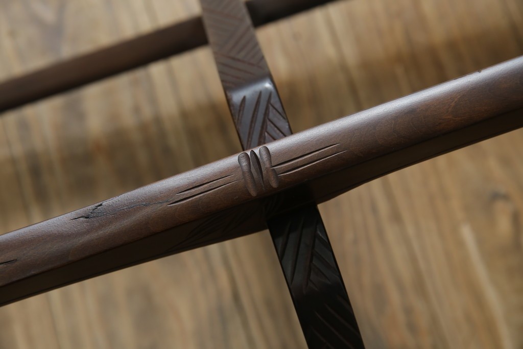 和製ビンテージ　日光彫り　咲き誇る花の彫刻が美しいコーナーラック　(R-080258)