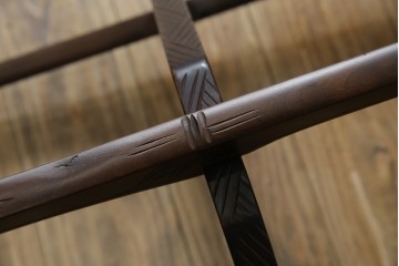 和製ビンテージ　日光彫り　咲き誇る花の彫刻が美しいコーナーラック　(R-080258)