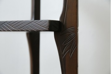 和製ビンテージ　日光彫り　咲き誇る花の彫刻が美しいコーナーラック　(R-080258)