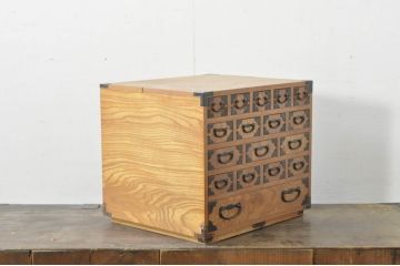 和製ビンテージ　欅(ケヤキ)材　小ぶりながらも収納力のある縦型収納付き和風小引き出し(小箪笥、チェスト、和タンス、収納箪笥、整理箪笥、小物収納、卓上収納、ヴィンテージ)(R-080260)