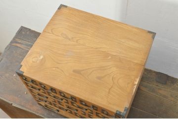 和製ビンテージ　欅(ケヤキ)材　小ぶりながらも収納力のある縦型収納付き和風小引き出し(小箪笥、チェスト、和タンス、収納箪笥、整理箪笥、小物収納、卓上収納、ヴィンテージ)(R-080260)