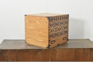 和製ビンテージ　欅(ケヤキ)材　小ぶりながらも収納力のある縦型収納付き和風小引き出し(小箪笥、チェスト、和タンス、収納箪笥、整理箪笥、小物収納、卓上収納、ヴィンテージ)(R-080261)