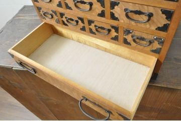 和製ビンテージ　欅(ケヤキ)材　小ぶりながらも収納力のある縦型収納付き和風小引き出し(小箪笥、チェスト、和タンス、収納箪笥、整理箪笥、小物収納、卓上収納、ヴィンテージ)(R-080261)