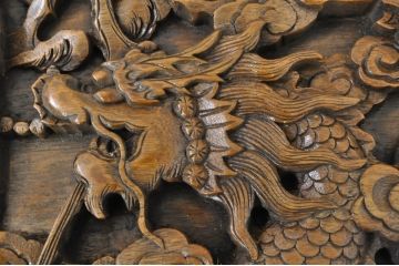 アジアンビンテージ　迫力のある龍と鳳凰(ほうおう)の彫刻が目を引くガラス天板付き座卓(ローテーブル、センターテーブル、リビングテーブル、ヴィンテージ)(R-080274)