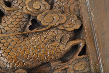 アジアンビンテージ　迫力のある龍と鳳凰(ほうおう)の彫刻が目を引くガラス天板付き座卓(ローテーブル、センターテーブル、リビングテーブル、ヴィンテージ)(R-080274)