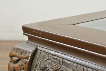 アジアンビンテージ　迫力のある龍と鳳凰(ほうおう)の彫刻が目を引くガラス天板付き座卓(ローテーブル、センターテーブル、リビングテーブル、ヴィンテージ)(R-080274)