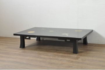 中古　美品　特撰輪島塗り　在銘　沈金　ガラス天板付き　花鳥図が目を引く黒漆塗りの座卓(ローテーブル、センターテーブル、リビングテーブル)(R-080276)