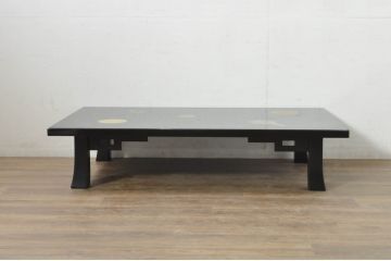 中古　美品　特撰輪島塗り　在銘　沈金　ガラス天板付き　花鳥図が目を引く黒漆塗りの座卓(ローテーブル、センターテーブル、リビングテーブル)(R-080276)