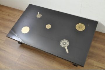 中古　美品　特撰輪島塗り　在銘　沈金　ガラス天板付き　花鳥図が目を引く黒漆塗りの座卓(ローテーブル、センターテーブル、リビングテーブル)(R-080276)