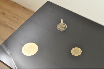 中古　美品　特撰輪島塗り　在銘　沈金　ガラス天板付き　花鳥図が目を引く黒漆塗りの座卓(ローテーブル、センターテーブル、リビングテーブル)(R-080276)