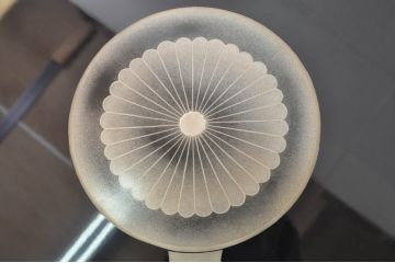 中古　美品　特撰輪島塗り　在銘　沈金　ガラス天板付き　花鳥図が目を引く黒漆塗りの座卓(ローテーブル、センターテーブル、リビングテーブル)(R-080276)