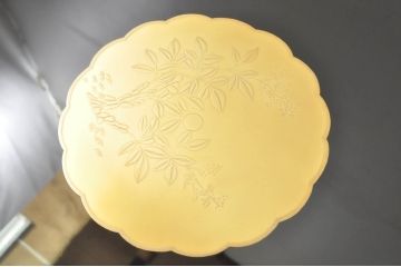 中古　美品　特撰輪島塗り　在銘　沈金　ガラス天板付き　花鳥図が目を引く黒漆塗りの座卓(ローテーブル、センターテーブル、リビングテーブル)(R-080276)