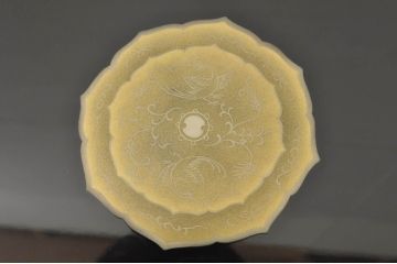 中古　美品　特撰輪島塗り　在銘　沈金　ガラス天板付き　花鳥図が目を引く黒漆塗りの座卓(ローテーブル、センターテーブル、リビングテーブル)(R-080276)