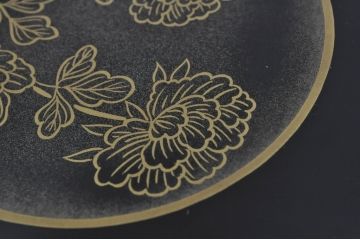 中古　美品　特撰輪島塗り　在銘　沈金　ガラス天板付き　花鳥図が目を引く黒漆塗りの座卓(ローテーブル、センターテーブル、リビングテーブル)(R-080276)