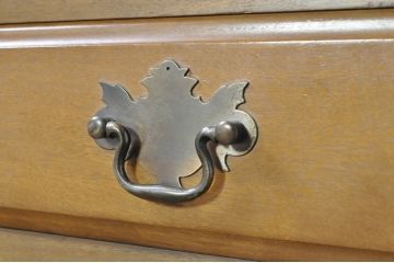 中古　美品　職人手作りオーダー家具　上品な佇まいの横浜ダニエル風チェスト(引き出し、サイドボード、整理箪笥、収納箪笥)(R-080280)