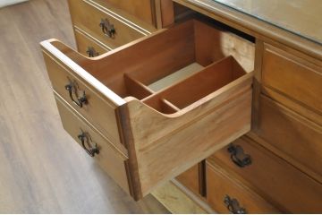 中古　美品　職人手作りオーダー家具　上品な佇まいの横浜ダニエル風チェスト(引き出し、サイドボード、整理箪笥、収納箪笥)(R-080280)