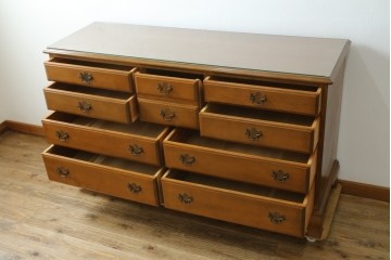 中古　美品　職人手作りオーダー家具　上品な佇まいの横浜ダニエル風チェスト　(R-080280)