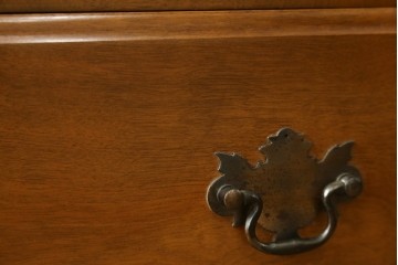 中古　美品　職人手作りオーダー家具　上品な佇まいの横浜ダニエル風チェスト　(R-080280)