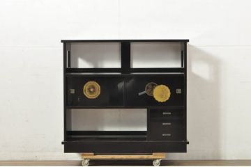中古　美品　輪島塗り　シンプルながらも上品さを醸し出す漆塗りの飾り棚(茶棚、収納棚、戸棚、サイドキャビネット)(定価約120万円)(R-080282)