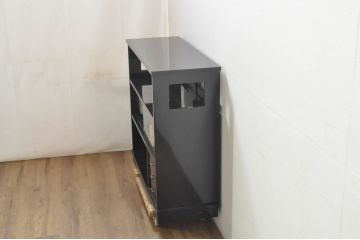 中古　美品　輪島塗り　シンプルながらも上品さを醸し出す漆塗りの飾り棚(茶棚、収納棚、戸棚、サイドキャビネット)(定価約120万円)(R-080282)
