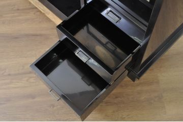 中古　美品　輪島塗り　シンプルながらも上品さを醸し出す漆塗りの飾り棚(茶棚、収納棚、戸棚、サイドキャビネット)(定価約120万円)(R-080282)
