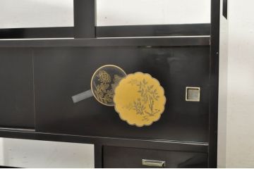 中古　美品　輪島塗り　シンプルながらも上品さを醸し出す漆塗りの飾り棚(茶棚、収納棚、戸棚、サイドキャビネット)(定価約120万円)(R-080282)