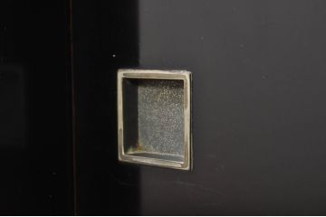 中古　美品　輪島塗り　シンプルながらも上品さを醸し出す漆塗りの飾り棚(茶棚、収納棚、戸棚、サイドキャビネット)(定価約120万円)(R-080282)