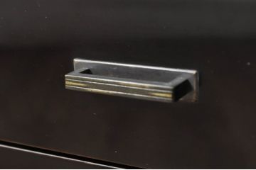 中古　美品　輪島塗り　シンプルながらも上品さを醸し出す漆塗りの飾り棚(茶棚、収納棚、戸棚、サイドキャビネット)(定価約120万円)(R-080282)